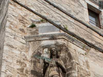 Sopra di essa � presente una misteriosa iscrizione legata a una leggenda. Si racconta infatti che in quel punto sia nascosto un tesoro: il primo per� che prover� ad avvicinarsi per impossessarsene cadr� e morir�